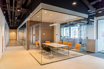 Прозрачные стеклянные перегородки для офиса office 1 фото