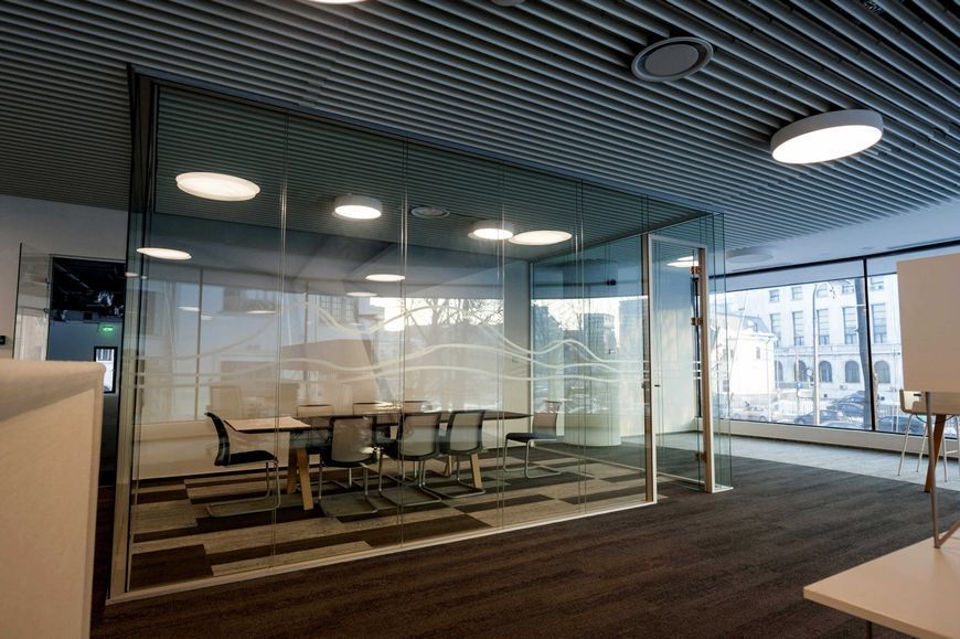 Прозрачные стеклянные перегородки для офиса office 1 фото