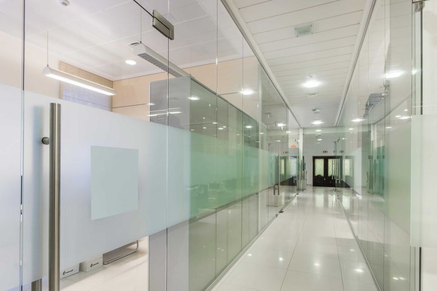 Прозрачные стеклянные перегородки для офиса office 1 фото
