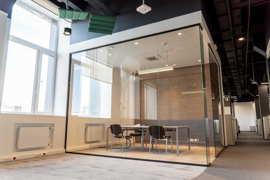 Прозрачные стеклянные перегородки для офиса office 1 фото