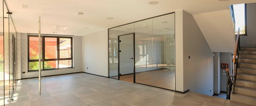 Межкомнатные стеклянные перегородки loft / лудка в скляний отвір office 7 фото