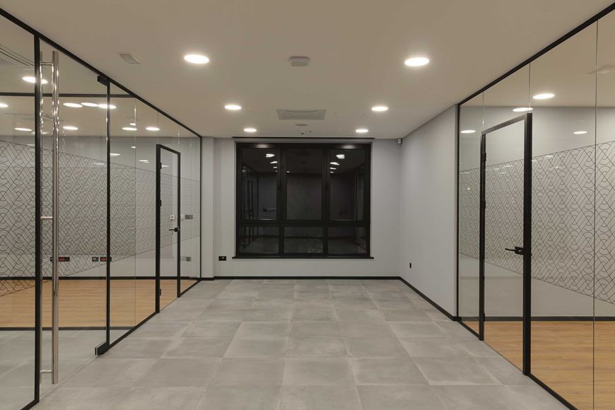 Межкомнатные стеклянные перегородки loft / лудка в скляний отвір office 7 фото